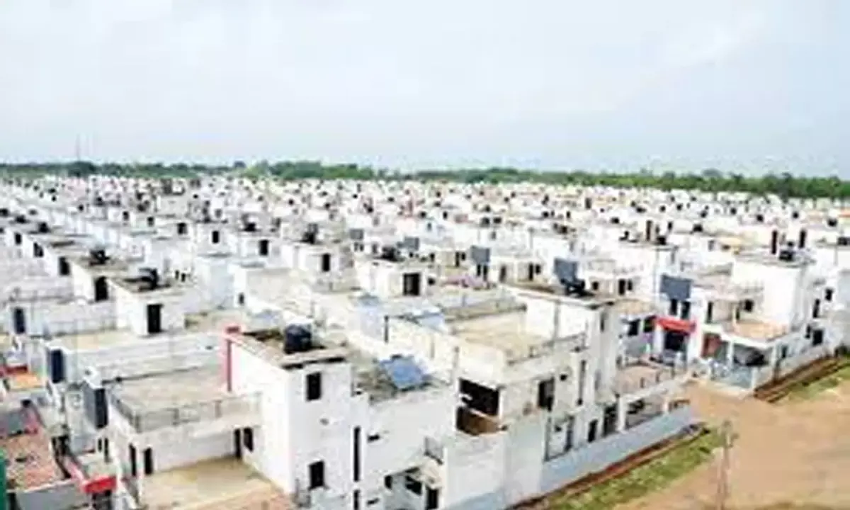 हाउसिंग बोर्ड को खरीददार का इंतजार : शहरों से दूर बने मकान 30 फीसदी छूट के बाद भी नहीं बिके, 17 सौ मकान पड़े हैं खाली हाउसिंग बोर्ड को खरीददार का इंतजार : शहरों से दूर बने मकान 30 फीसदी छूट के बाद भी नहीं बिके, 17 सौ मकान पड़े हैं खाली