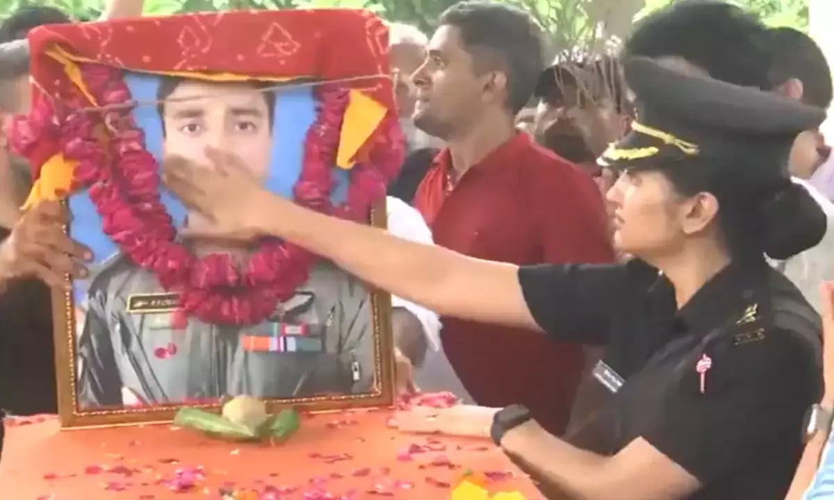 पायलट पति की तस्वीर सीने से लगाकर दी अंतिम विदाई, आंसुओं को नहीं रोक पाई दीपिका चौहान