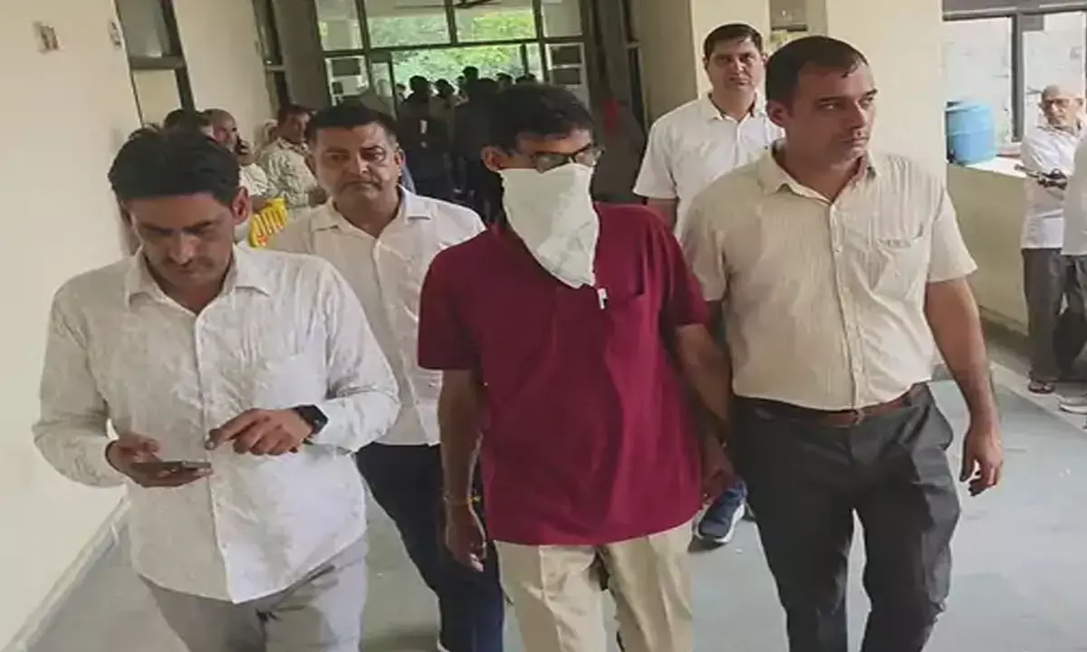 पटवारी 8 हजार रुपये की रिश्वत लेते गिरफ्तार, जमीन का खाता अलग करने को मांगे थे 25 हजार पटवारी 8 हजार रुपये की रिश्वत लेते गिरफ्तार, जमीन का खाता अलग करने को मांगे थे 25 हजार