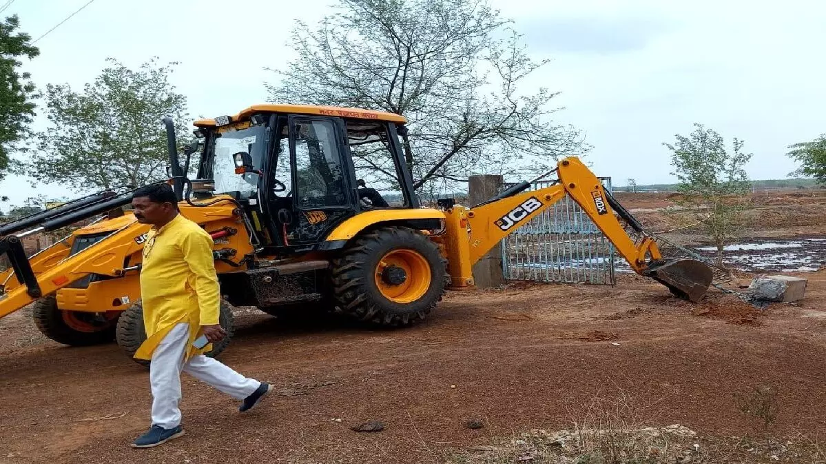 Bulldozer runs on encroachment Bulldozer runs on encroachment