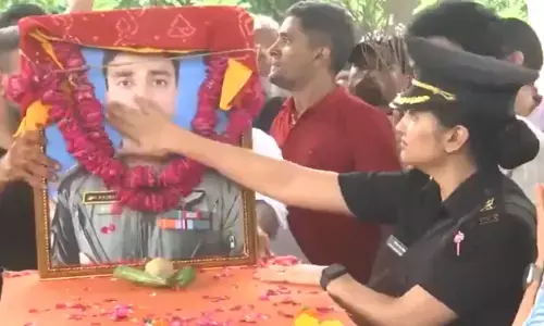 पायलट पति की तस्वीर सीने से लगाकर दी अंतिम विदाई, आंसुओं को नहीं रोक पाई दीपिका चौहान