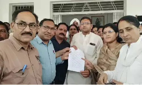 Congress officials handing over the memorandum