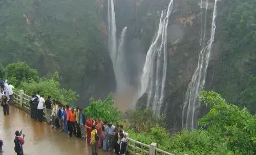 MP की ये 5 जगहें मानसून में बन जाती हैं स्वर्ग, घूमे बिना रह नहीं पाएंगे