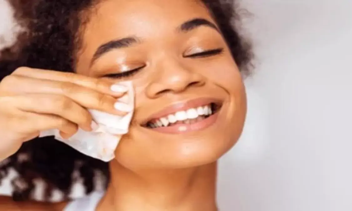 Face Wipes: चेहरे पर लगाने वाला फेशियल वाइप्स स्किन के लिए सही है या नहीं? क्या है सच्चाई