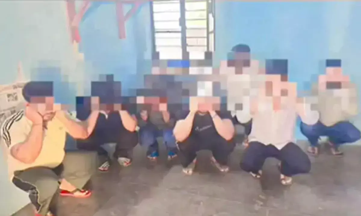 उत्तराखंड में चलती कार से डमी बंदूकें लहराईं, पुलिस ने कान पकड़वाए, 9 की फोटो जारी