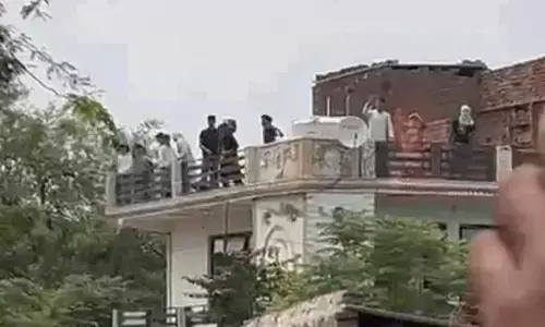 जश्न के दौरान पूर्व मंत्री की बग्गी पर पथराव, दो लोग हिरासत में