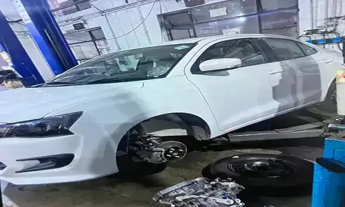 बेटी की शादी में देने को बुक की थी गाड़ी, नई की जगह डैमेज कार देने पर छिड़ा विवाद