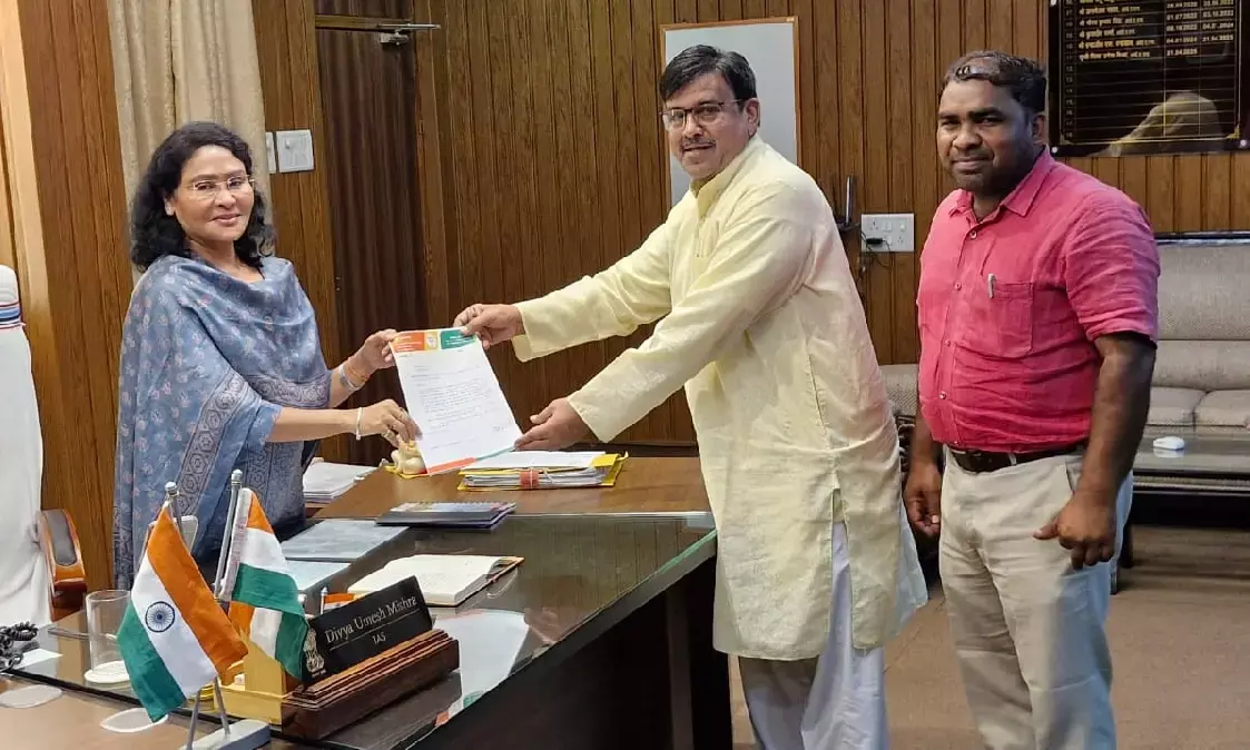 BJP leaders handing over a complaint letter to the collector