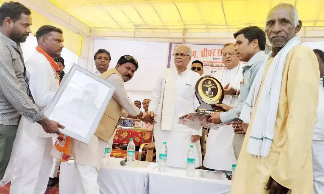 People presenting memento to former CM Bhupesh Baghel