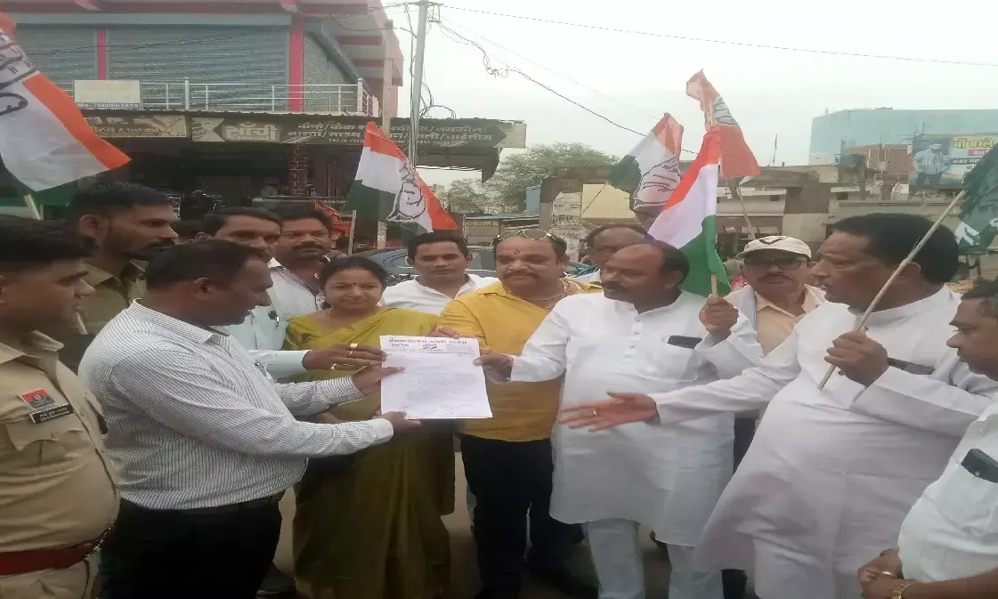 Congress leaders handing over a memorandum to the Tehsildar