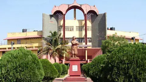 ये कैसा मजाक : एमए राजनीति शास्त्र में चार ही विषय, परीक्षा होगी पांच विषयों की