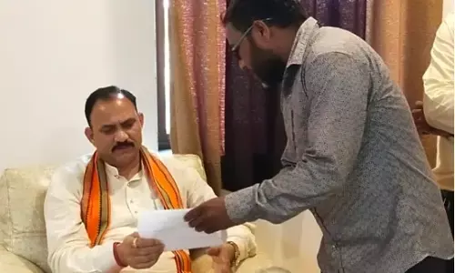 Making Health Minister Shyam Bihari Jaiswal aware of the problems