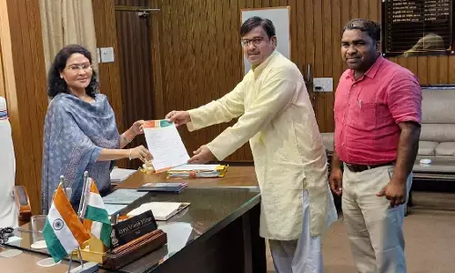 BJP leaders handing over a complaint letter to the collector