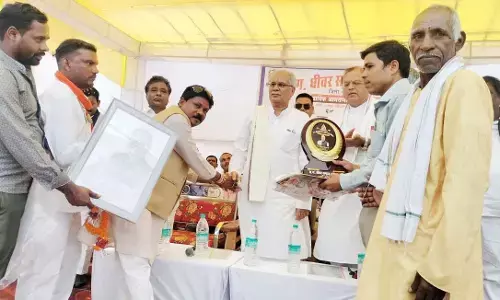 People presenting memento to former CM Bhupesh Baghel