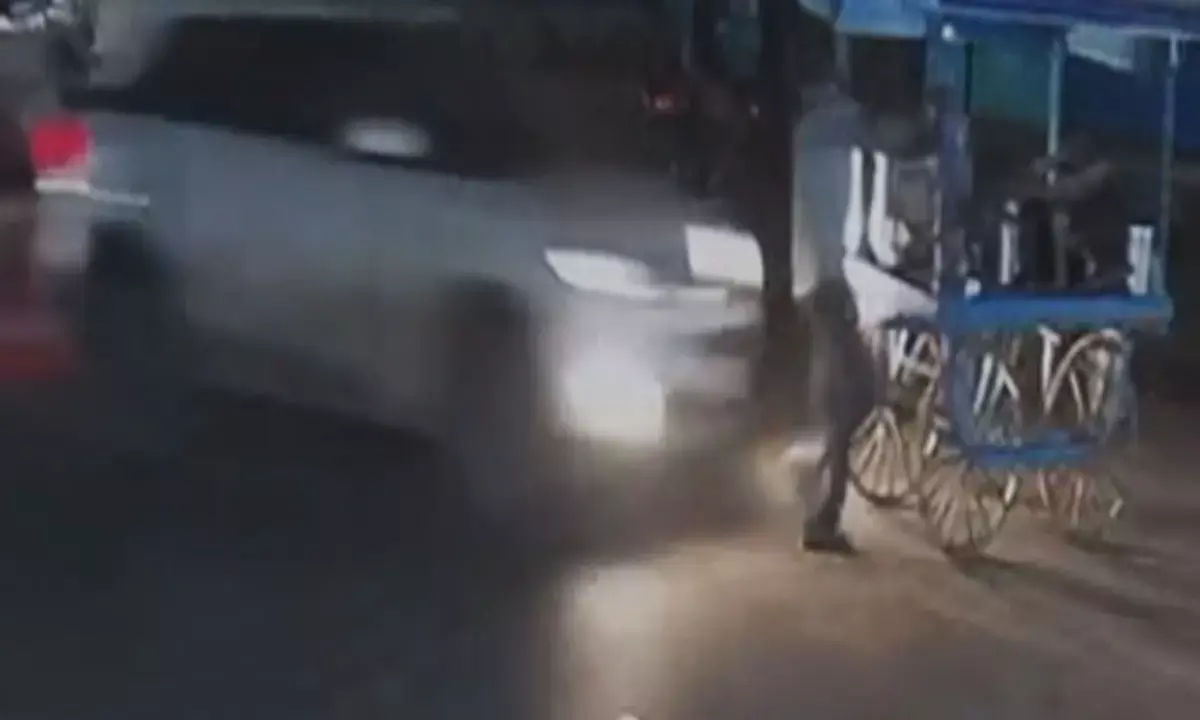 कार ने मारी ठेलेवाले को टक्कर, मौके पर हुई मौत कार ने मारी ठेलेवाले को टक्कर, मौके पर हुई मौत