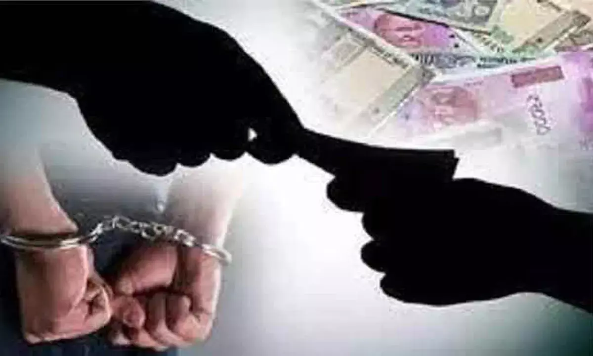 हिसार में 15 हजार रिश्वत लेते सब इंस्पेक्टर रंगे हाथों गिरफ्तार, ACB की बड़ी कार्रवाई हिसार में 15 हजार रिश्वत लेते सब इंस्पेक्टर रंगे हाथों गिरफ्तार, ACB की बड़ी कार्रवाई