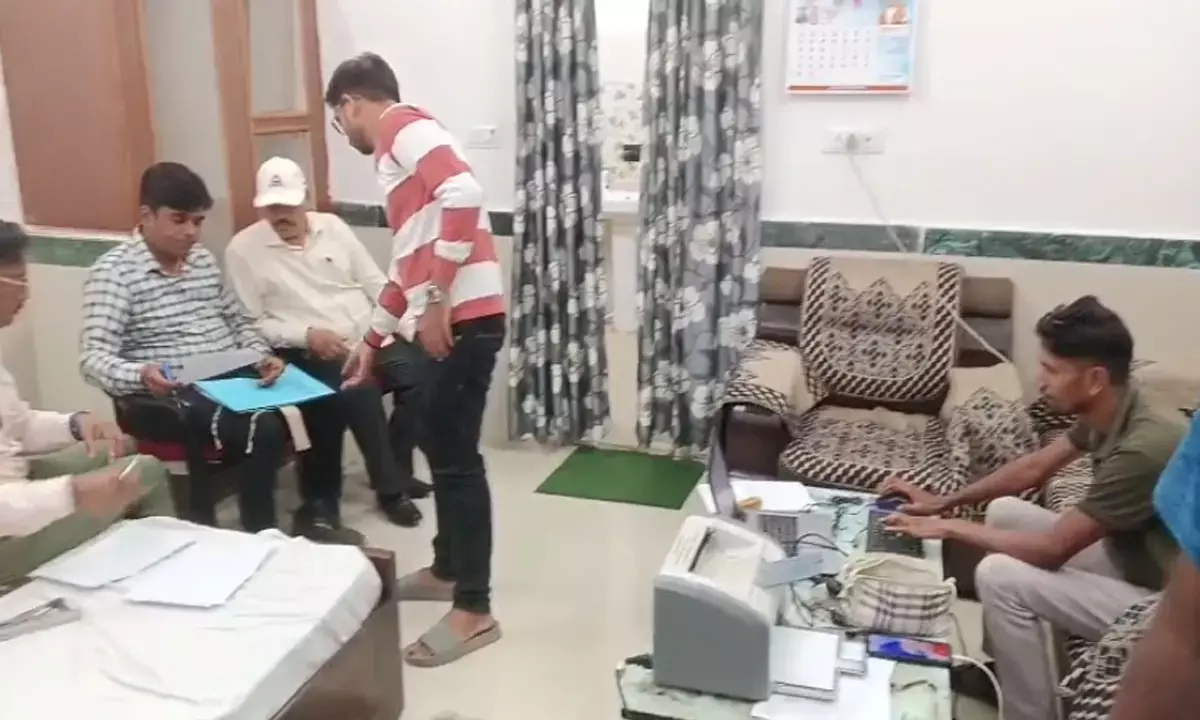 Lormi ACB team Electricity department official caught red handed taking bribe Lormi ACB team Electricity department official caught red handed taking bribe