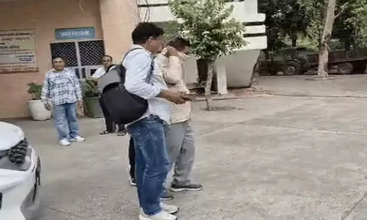 तरावड़ी अनाज मंडी में सुपरवाइजर 5 हजार रुपये रिश्वत लेते रंगे हाथ पकड़ा तरावड़ी अनाज मंडी में सुपरवाइजर 5 हजार रुपये रिश्वत लेते रंगे हाथ पकड़ा