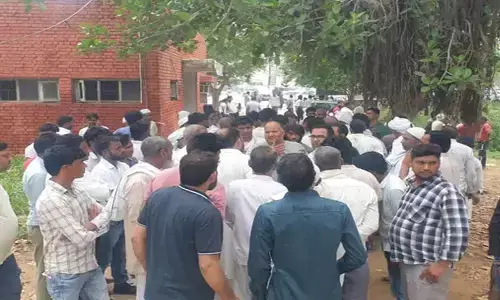 पुलिस पर फायरिंग में इंस्पेक्टर की मौत, SPO समेत कई फरार