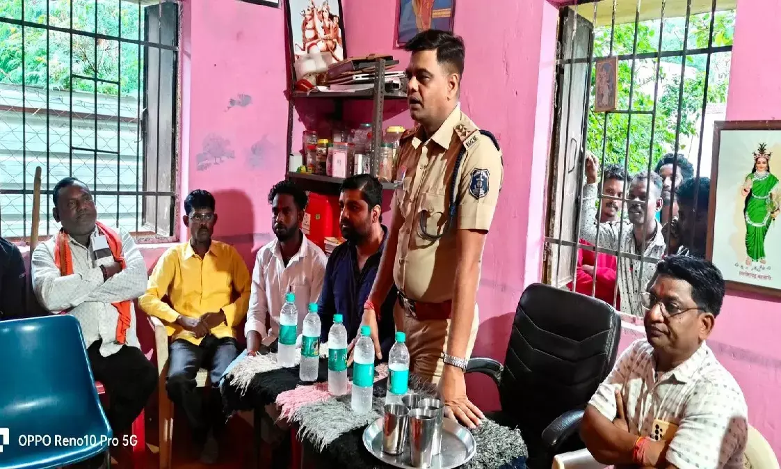 Kharora police station in-charge talking to people