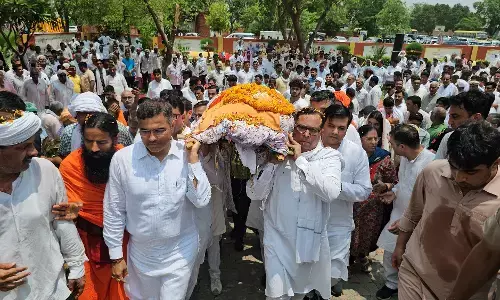 स्वामी रामदेव, दिल्ली के कैबिनेट मंत्री प्रवेश वर्मा समेत हजारों लोगों ने दी श्रद्धांजलि