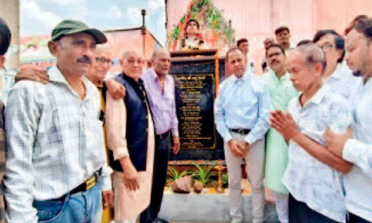 कवि मधु धांधी स्मृति दिवस : डॉ. हिमांशु द्विवेदी बोले - पूर्वजों की स्मृति को धांधी परिवार ने किया जीवंत कवि मधु धांधी स्मृति दिवस : डॉ. हिमांशु द्विवेदी बोले - पूर्वजों की स्मृति को धांधी परिवार ने किया जीवंत