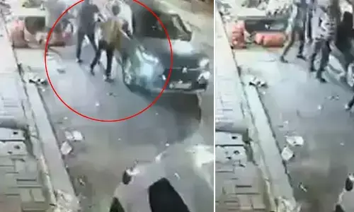 दिल्ली के पांडव नगर इलाके में बेकरी मालिक पर तेजधार हथियार से हमला, SUV कार लूट ले गए बदमाश