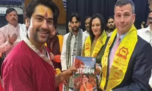 PM डेविड ब्रीन ने धीरेंद्र शास्त्री से की मुलाकात; एक साथ गाया  जन गण मन