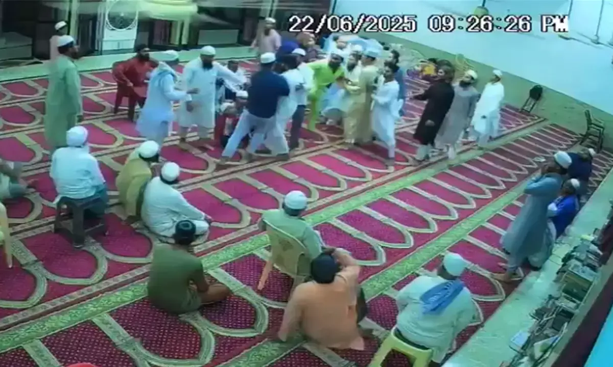 Korba Ruckus in Jama Masjid Dispute people beat up person