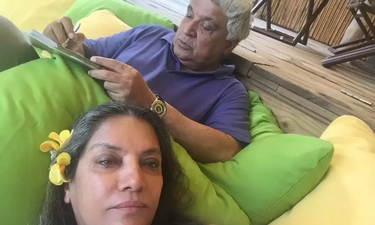 शबाना आज़मी ने जावेद अख्तर के साथ शेयर की खास तस्वीर, लिखा दिल छूने वाला कैप्शन