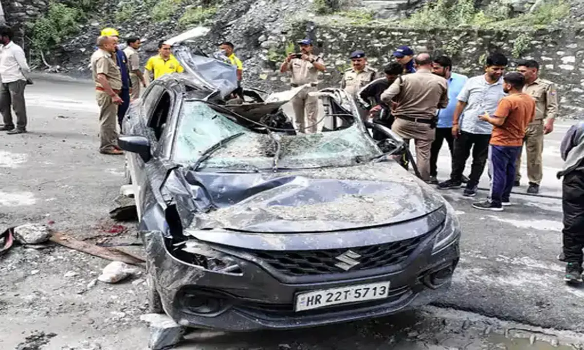 उत्तराखंड में हरियाणा के श्रद्धालुओं की कार पर गिरे पत्थर, महिला की मौत, दो घायल