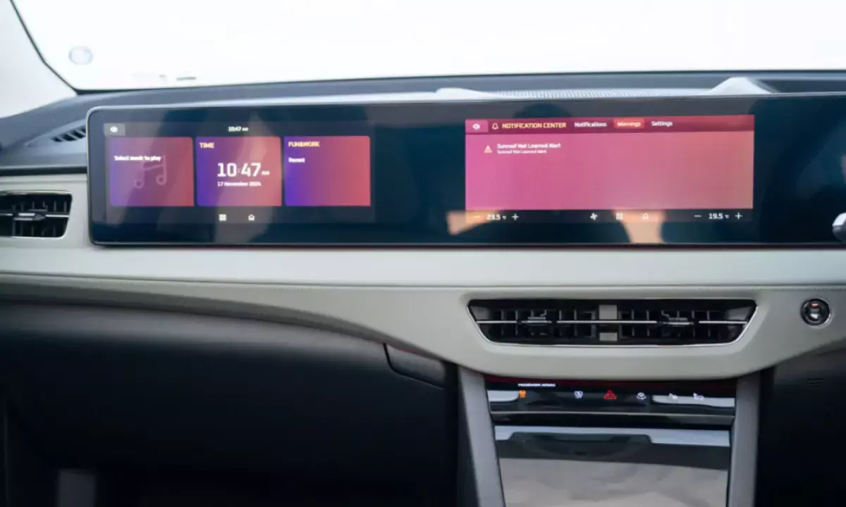 इस कार में मिलेगा ट्रिपल स्क्रीन लेआउट, पैसेंजर कर पाएंगे एंटरटेनमेंट; XUV700 फेसलिफ्ट में भी दिखेगी