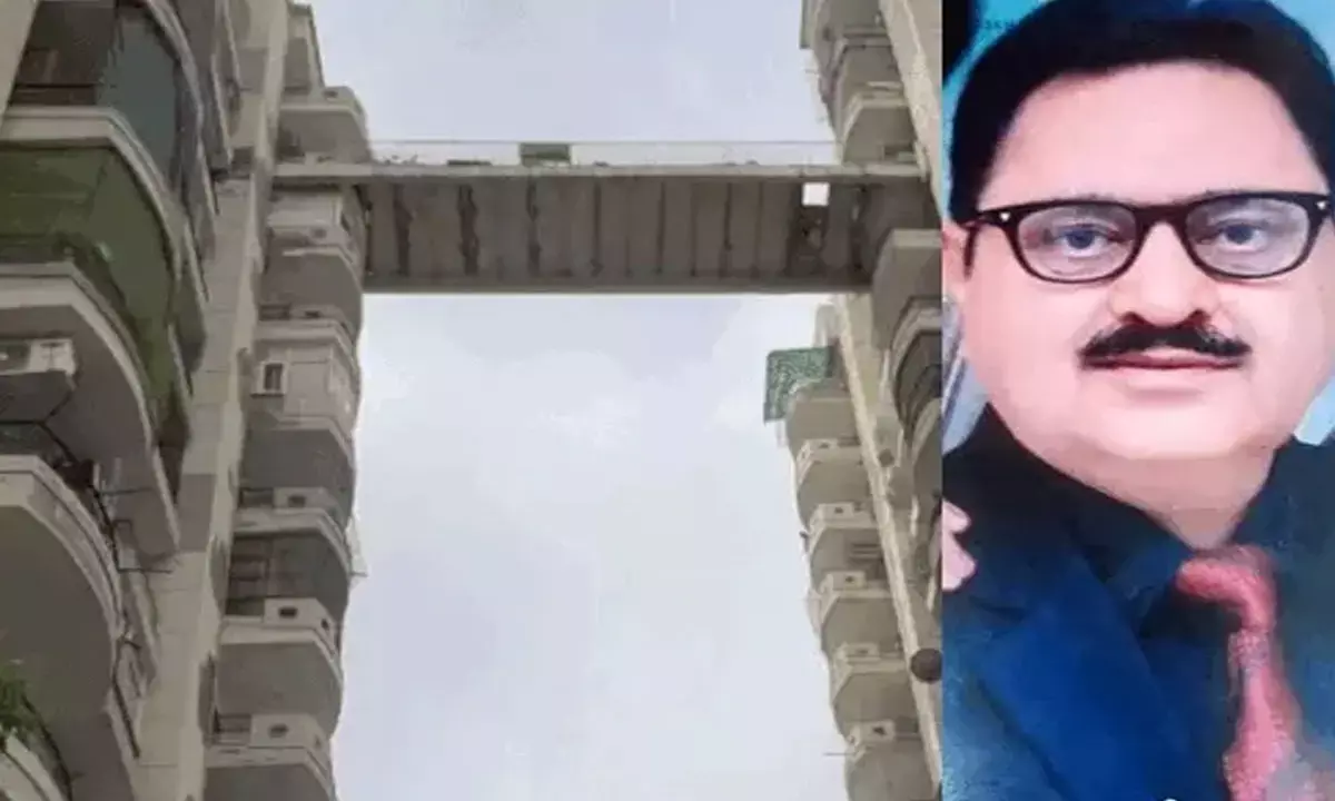 पौधे को पानी दे रहे रिटायर्ड बैंक मैनेजर 14वीं मंजिल से नीचे गिरे, शरीर दो टुकड़ों में बंटा