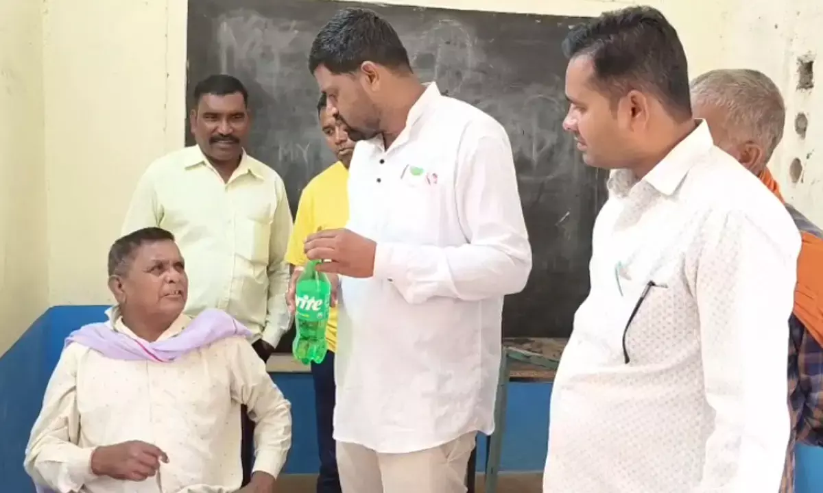 Balod Pradhan Pathak drunk Kanya Prathmik School Chipra BJP Mandal President complained BEO