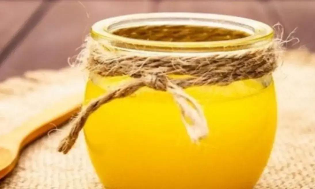 सोने से पहले बस एक चम्मच घी और गुनगुना पानी, सेहत को मिलते हैं कमाल के फायदे