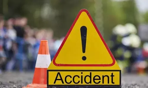 भीषण सड़क हादसे में कार बेकाबू होकर पलटी, सामने से आ रहे ट्रक से टकराई