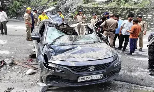 उत्तराखंड में हरियाणा के श्रद्धालुओं की कार पर गिरे पत्थर, महिला की मौत, दो घायल