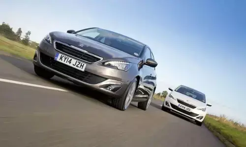 ओवरटेक करते समय क्या सावधानी बरतें? जानें हाईवे पर गाड़ी चलाने के जरूरी नियम