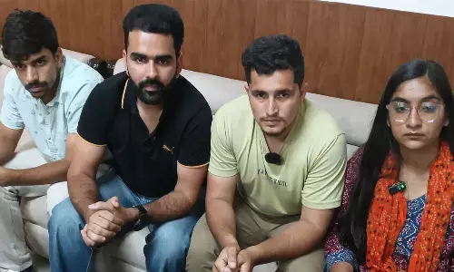 वीसी को 6 माह की छुट्टी भेजने पर बनी सहमति, आंदोलन कर रहे छात्रों ने लिखित आश्वासन मांगा वीसी को 6 माह की छुट्टी भेजने पर बनी सहमति, आंदोलन कर रहे छात्रों ने लिखित आश्वासन मांगा