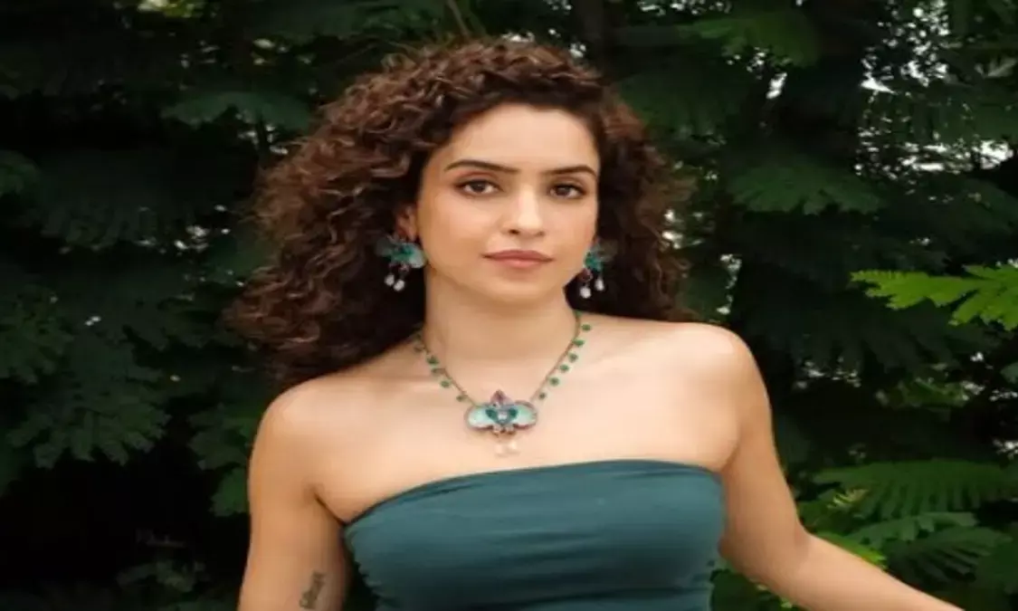 एक्ट्रेस Sanya Malhotra ग्रीन टॉप और बैगी जींस में आईं नजर, शूटिंग के बीच दिखा कैजुअल अंदाज