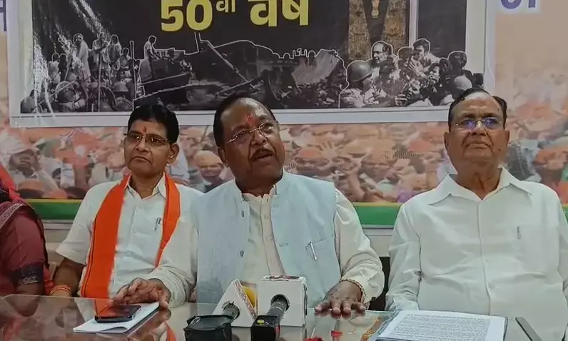 Minister Ramvichar Netam talking to the media