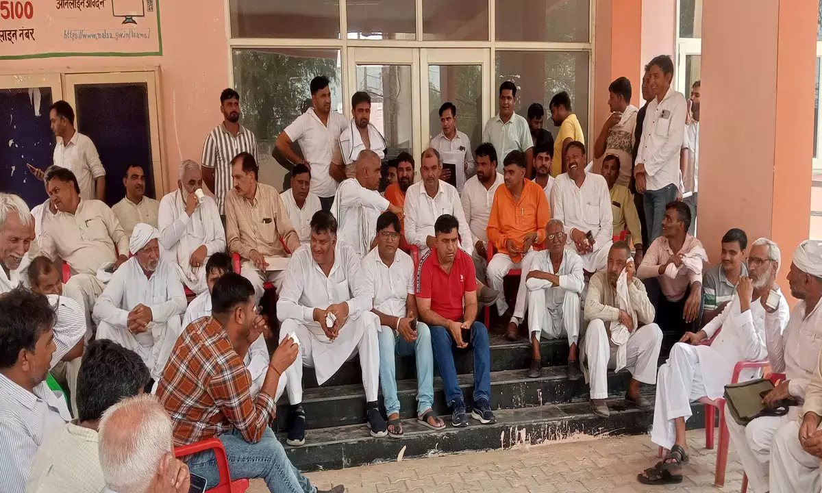 बीडीपीओ ने भाजपा विधायक के लिए कमरा नहीं खुलवाया तो कर्मचारियों को बाहर कर कार्यालय को जड़ा ताला