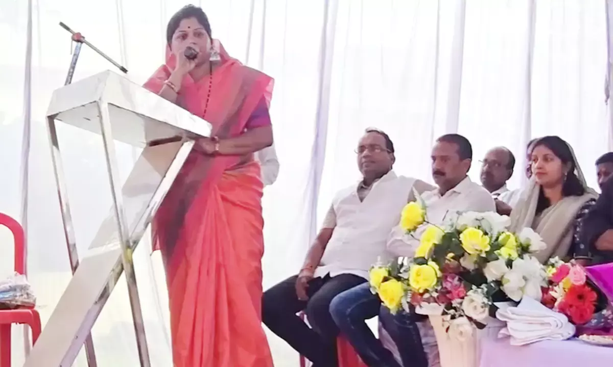 मंच पर भड़कीं विधायक : शाला प्रवेश उत्सव के आमंत्रण पत्र में नाम ना होने पर जताया विरोध