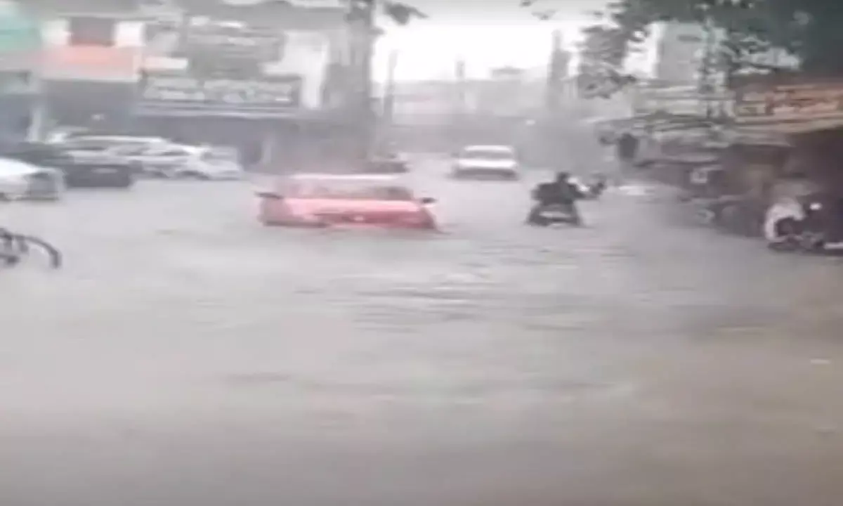 तापमान में गिरावट से मिली राहत, यमुनानगर में गिरा छज्जा, कार क्षतिग्रस्त