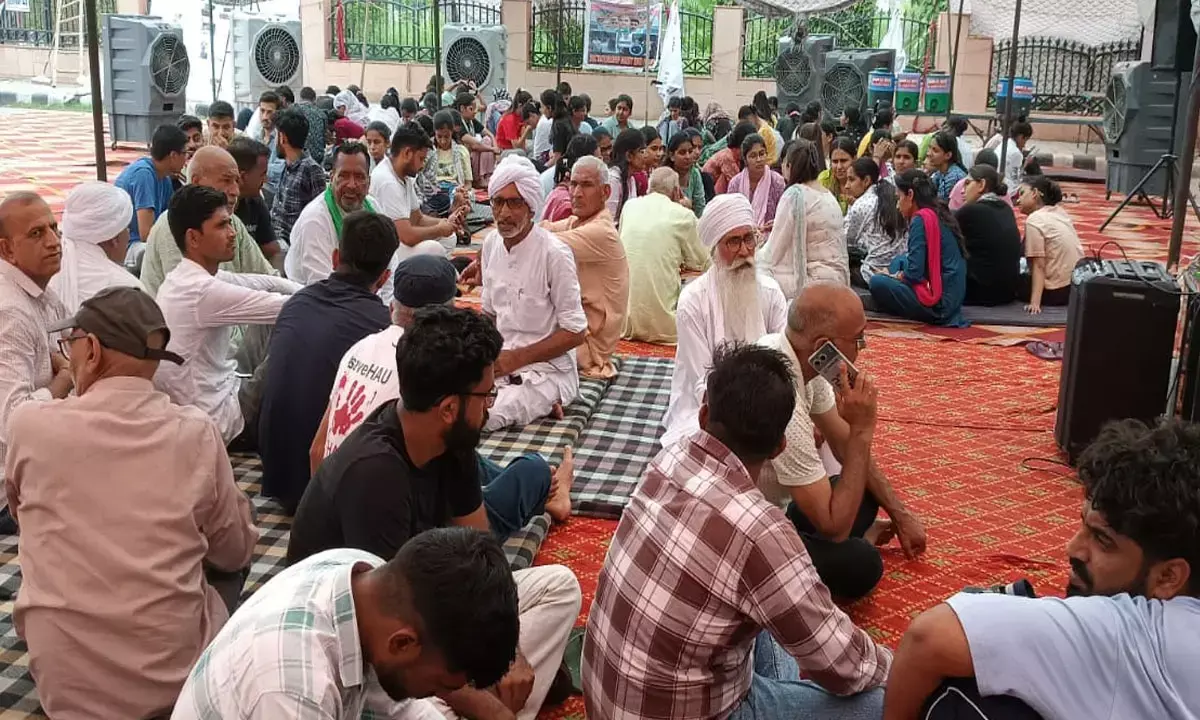 एचएयू के चारों गेट बंद करने का आंदोलन छात्रों ने किया स्थगित, अब 1 जुलाई तक मांगें पूरी करने का दिया समय