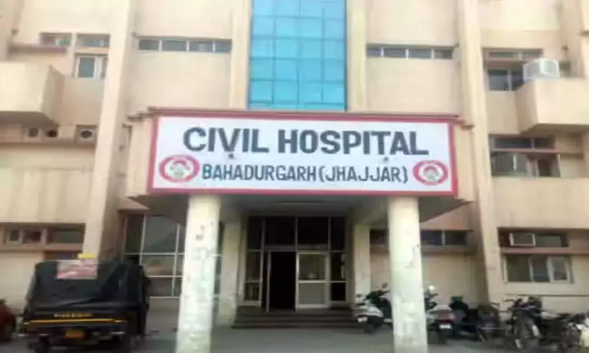 गर्भवती महिला को इलाज की जगह अस्पताल में कटवाए चक्कर, गर्भ में बच्चे की मौत