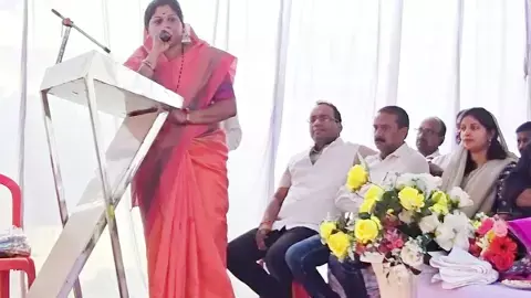 मंच पर भड़कीं विधायक : शाला प्रवेश उत्सव के आमंत्रण पत्र में नाम ना होने पर जताया विरोध