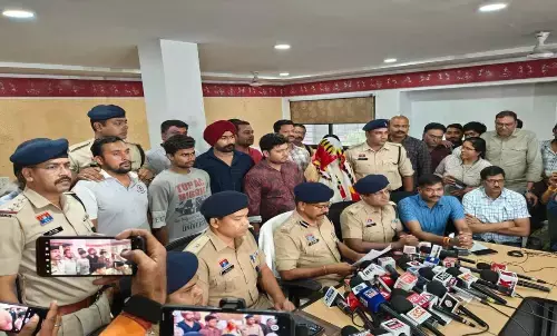 शूटकेश में लाश : लालची पति-पत्नी ने माह भर पहले बनाया था प्लान, पैर दबाकर बैठी रही महिला, पति ने घोटा गला