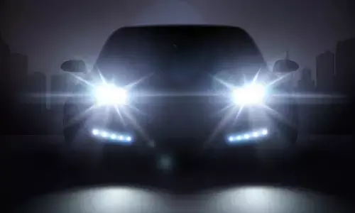 हैजर्ड लाइट का क्या है मकसद? जानें ड्राइविंग के समय कब करना चाहिए उपयोग