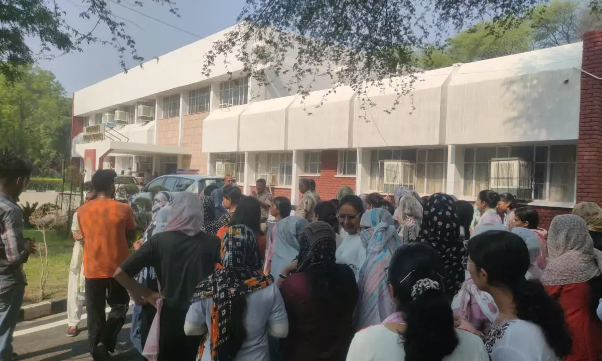 छात्राओं को देर रात हॉस्टल खाली करने का फरमान, मैस में खाना बंद और पानी सप्लाई भी रोकी